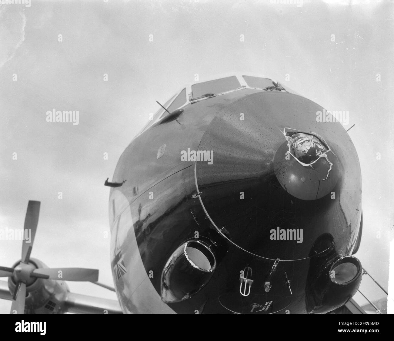 Coup de foudre dans l'avion BEA, l'avion endommagé Schiphol, 12 avril 1965, avions, pays-Bas, agence de presse du xxe siècle photo, nouvelles à retenir, documentaire, photographie historique 1945-1990, histoires visuelles, L'histoire humaine du XXe siècle, immortaliser des moments dans le temps Banque D'Images