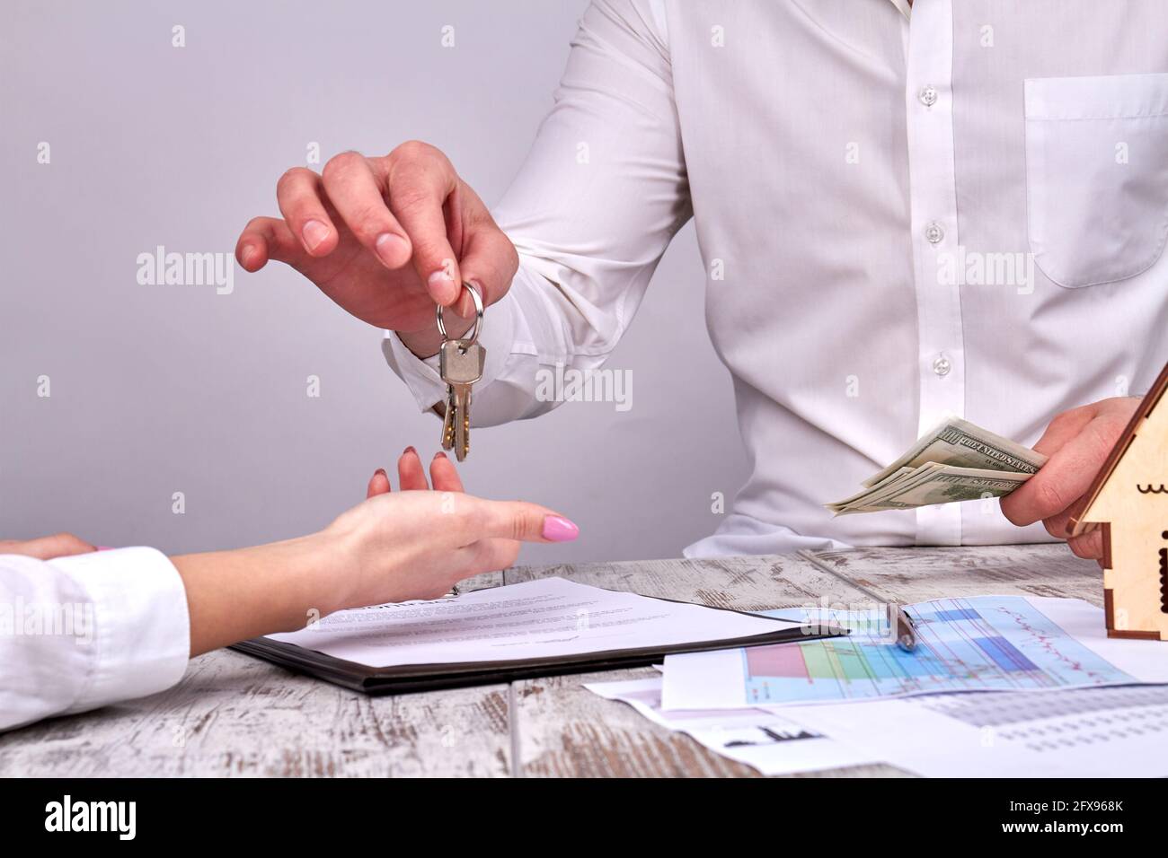 Donner des clés de l'immobilier après paiement réussi. Banque D'Images