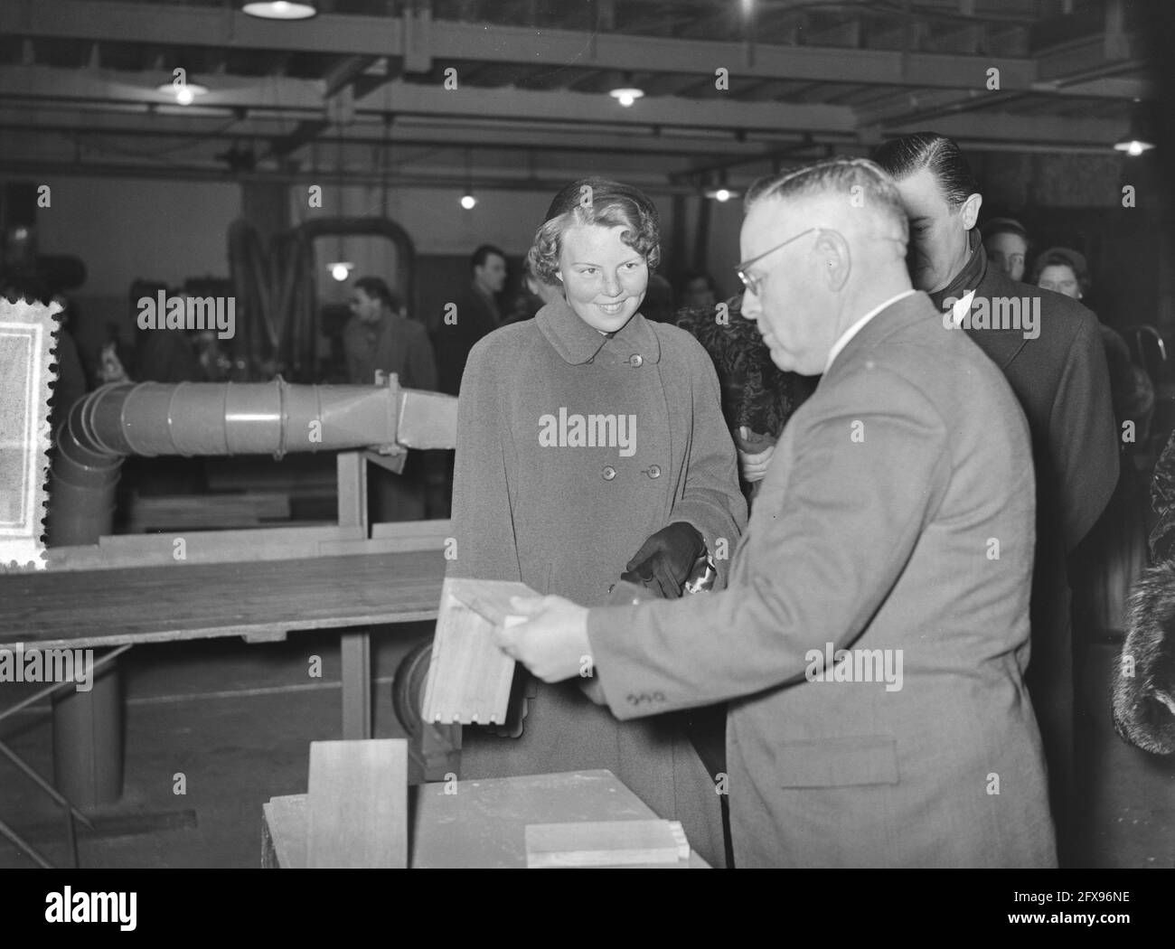 La princesse Beatrix visite les ateliers et l'école de la Nederlandse Dok- en Scheepsbouwmaatschappij (NDSM), 16 janvier 1955, lancement, visites, Construction navale, lancement, pays-Bas, Agence de presse du XXe siècle photo, nouvelles à retenir, documentaire, photographie historique 1945-1990, histoires visuelles, L'histoire humaine du XXe siècle, immortaliser des moments dans le temps Banque D'Images