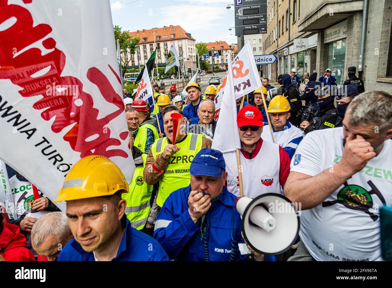 Wroclaw, Pologne. 26 mai 2021. 26 mai 2021 Wroclaw Pologne protestation des syndicats de mineurs contre la décision de la CJUE de fermer la mine de lignite de Turow les syndicalistes ont protesté devant le bureau de la Commission européenne demandant que la décision soit retirée et qu'ils dispersent le charbon devant le bâtiment. Credit: Krzysztof Kaniewski/ZUMA Wire/Alay Live News Banque D'Images