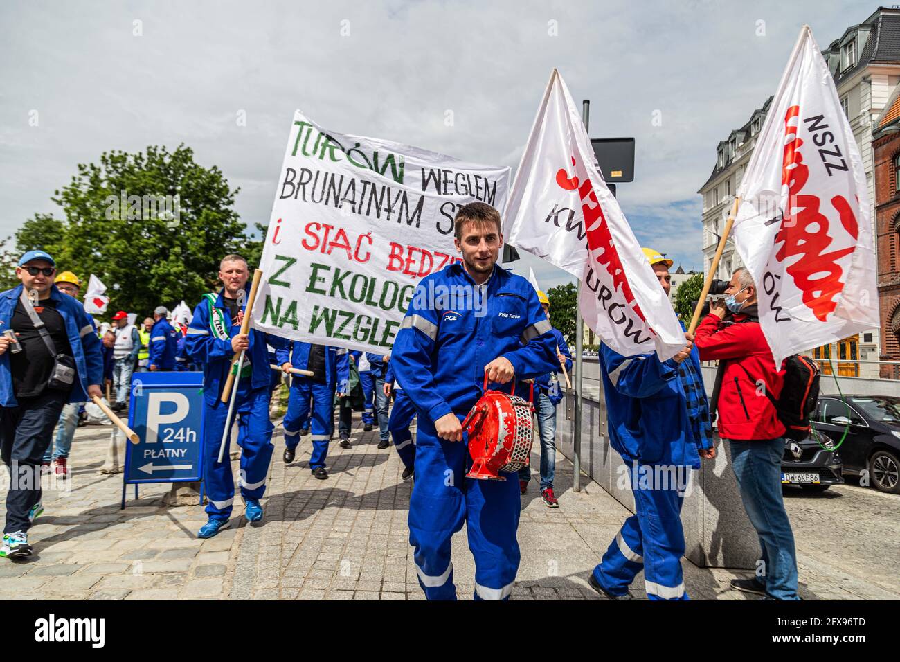 Wroclaw, Pologne. 26 mai 2021. 26 mai 2021 Wroclaw Pologne protestation des syndicats de mineurs contre la décision de la CJUE de fermer la mine de lignite de Turow les syndicalistes ont protesté devant le bureau de la Commission européenne demandant que la décision soit retirée et qu'ils dispersent le charbon devant le bâtiment. Credit: Krzysztof Kaniewski/ZUMA Wire/Alay Live News Banque D'Images