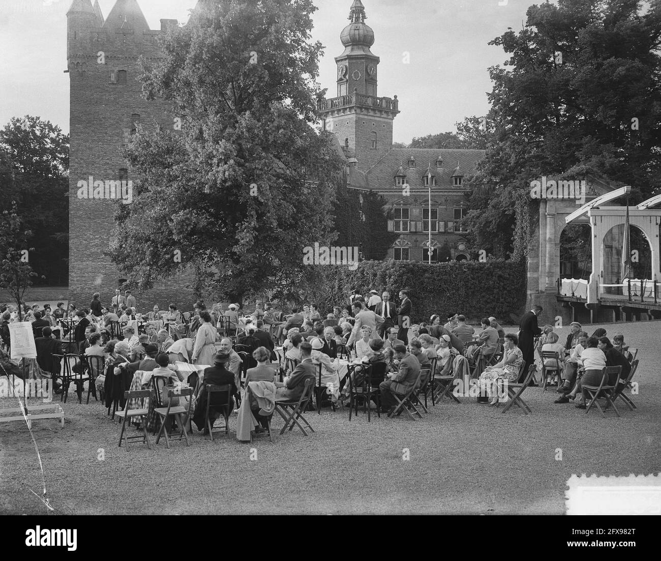 Château de Nijenrode Union Suisse partie Voir aussi 52504 à 07, 2 août 1952, terrasses, pays-Bas, agence de presse du xxe siècle photo, nouvelles à retenir, documentaire, photographie historique 1945-1990, histoires visuelles, L'histoire humaine du XXe siècle, immortaliser des moments dans le temps Banque D'Images