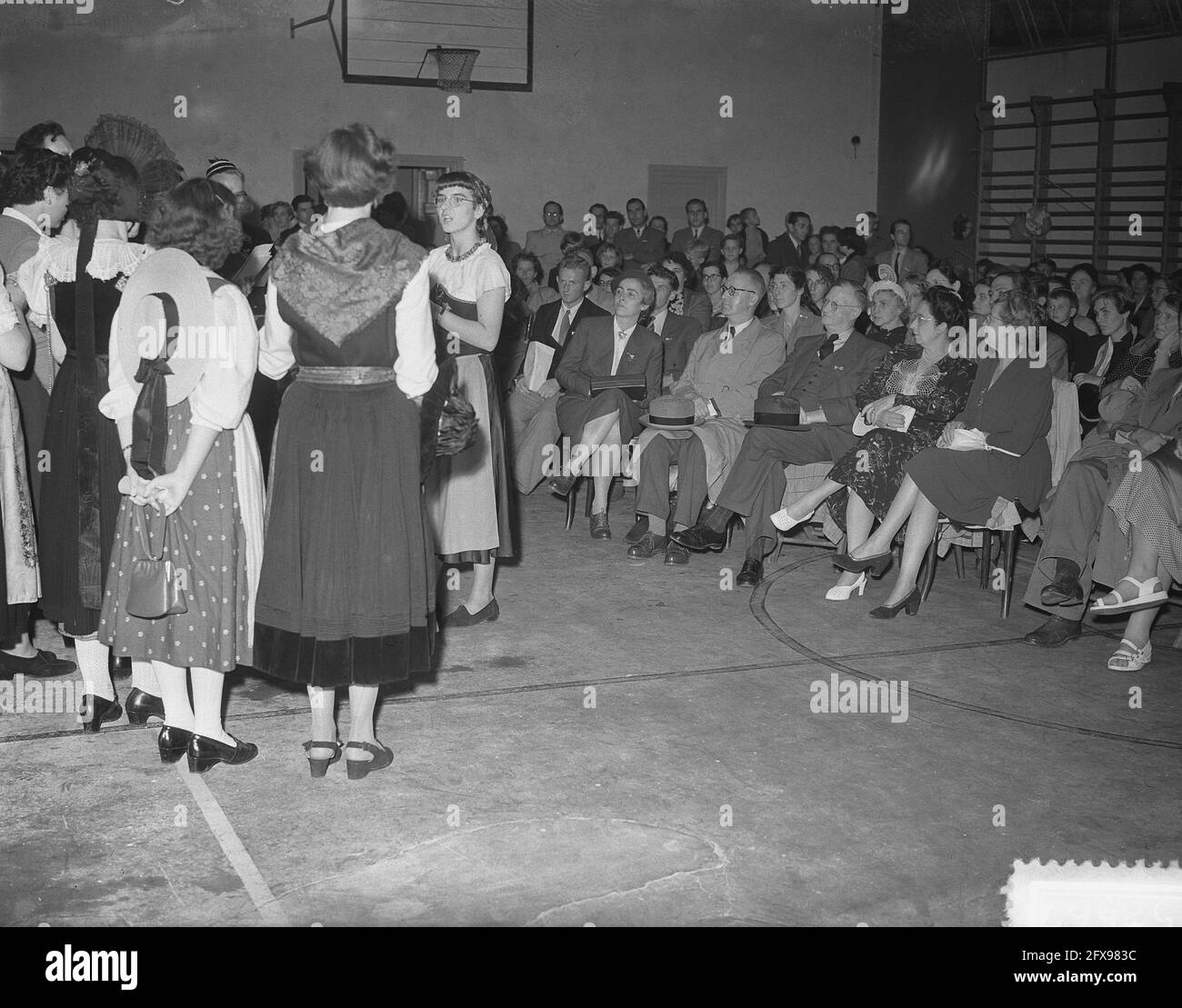 Nijenrode Castle Swiss Union Party, 2 août 1952, costumes, pays-Bas, agence de presse du xxe siècle photo, nouvelles à retenir, documentaire, photographie historique 1945-1990, histoires visuelles, L'histoire humaine du XXe siècle, immortaliser des moments dans le temps Banque D'Images