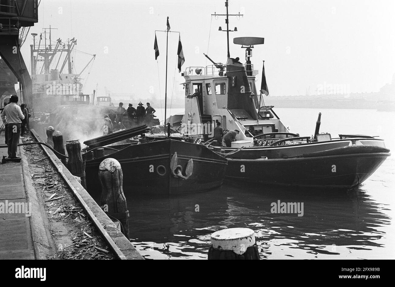 Lutte contre les incendies, 12 mai 1971, incendies, pompiers, ports, Navires, pays-Bas, Agence de presse du XXe siècle photo, nouvelles à retenir, documentaire, photographie historique 1945-1990, histoires visuelles, L'histoire humaine du XXe siècle, immortaliser des moments dans le temps Banque D'Images