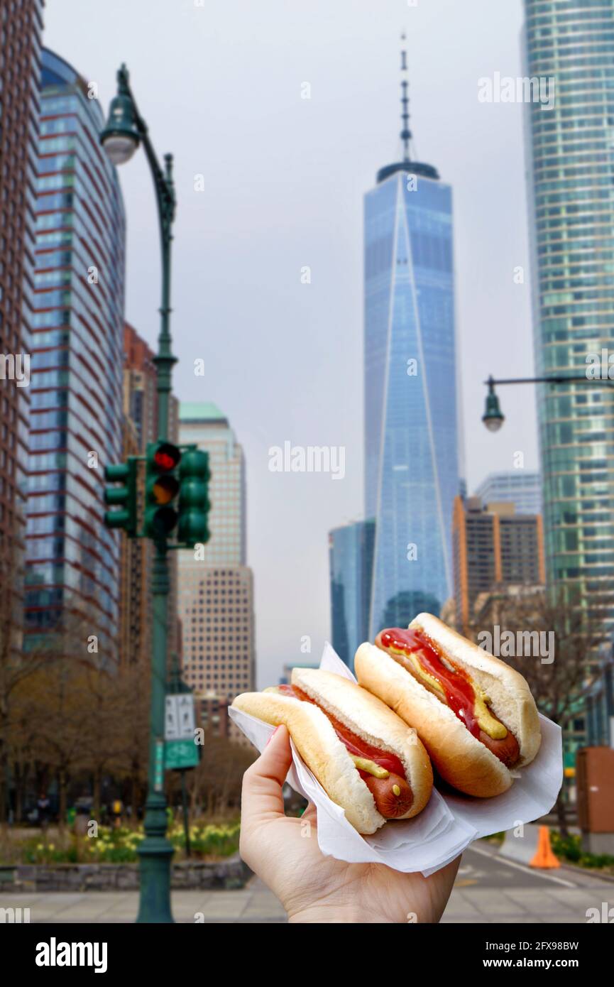 Il y a deux hot dogs à New York dans la rue. Banque D'Images