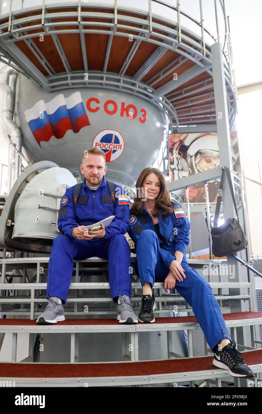 Region De Moscou Russie 26 Mai 21 Les Membres De L Equipage De Secours De La Mission Soyuz Ms 19 Le Cameraman Alexei Dudin Et L Actrice Alyona Mordovina Posent Par Un Simulateur