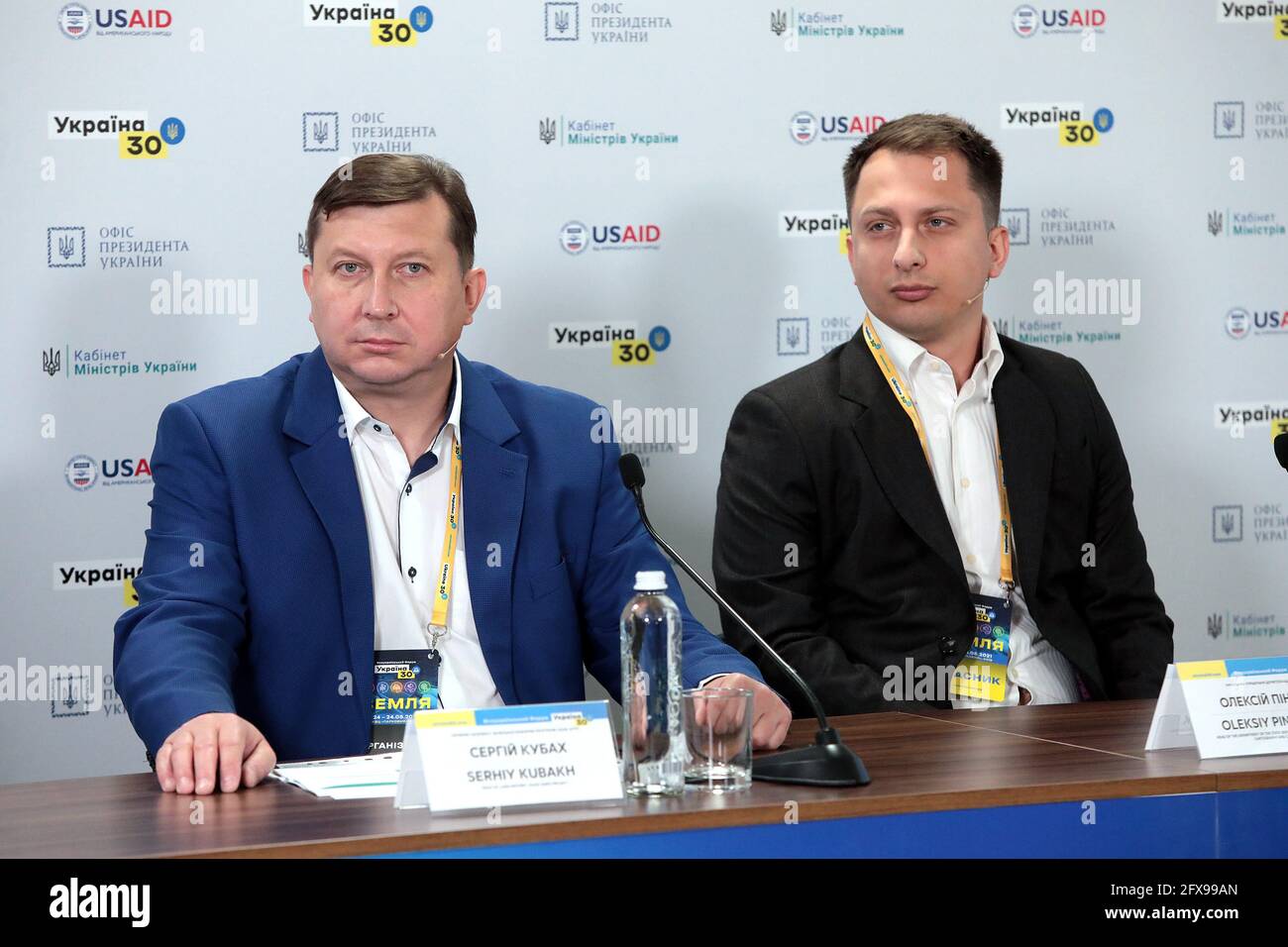 KIEV, UKRAINE - 26 MAI 2021 - Chef de la réforme agraire, projet agro de l'USAID Serhiy Kubakh et chef du Département du Service d'Etat de l'Ukraine pour GE Banque D'Images
