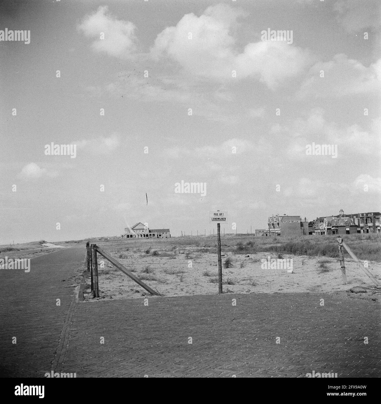 Sign Beware of Landmines, 5 juin 1945, dévastation, pays-Bas, agence de presse du xxe siècle photo, nouvelles à retenir, documentaire, photographie historique 1945-1990, histoires visuelles, L'histoire humaine du XXe siècle, immortaliser des moments dans le temps Banque D'Images
