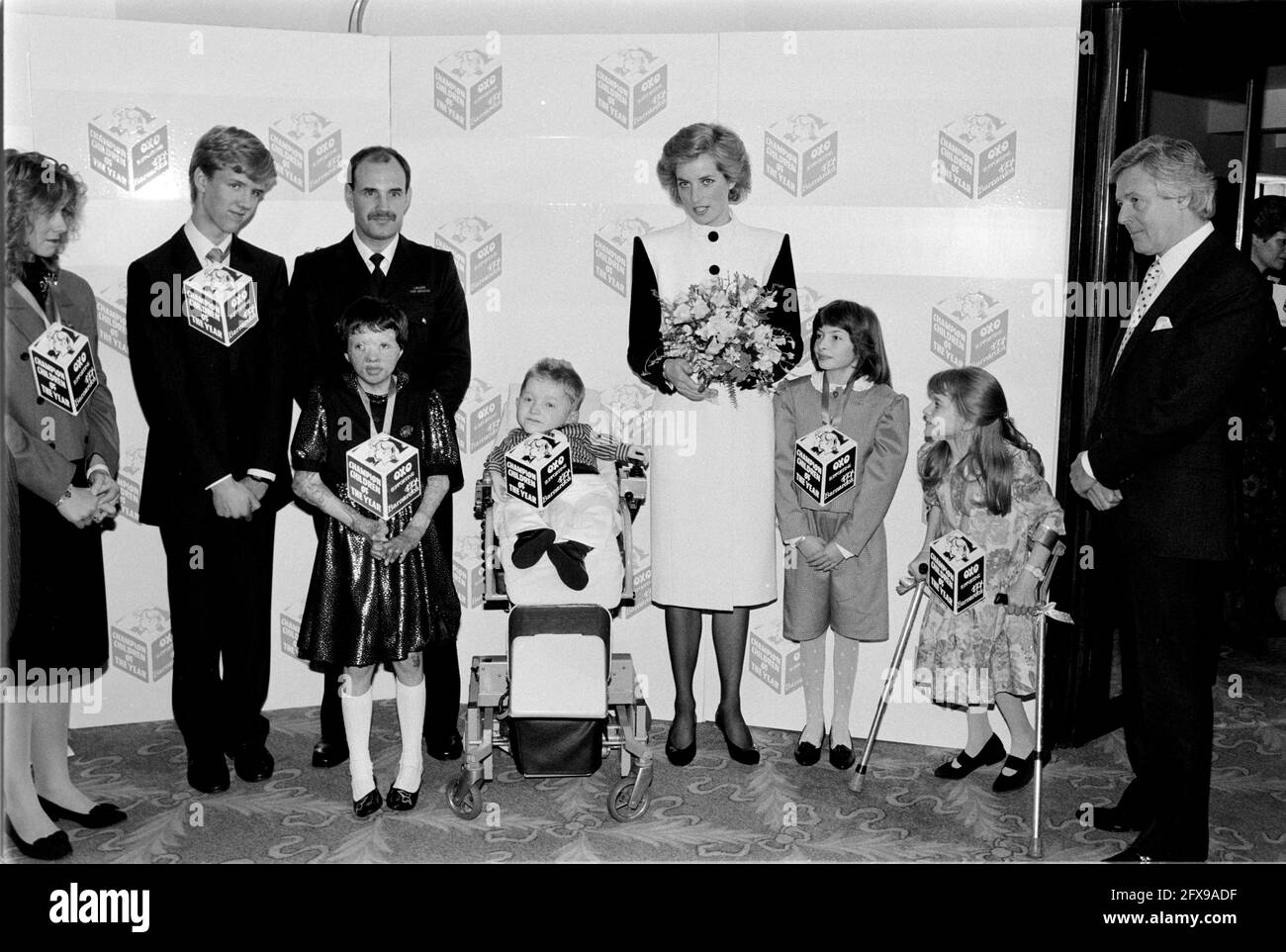 18.11.1988. La princesse de Galles assiste aux Prix des enfants de l'année avec le présentateur Michael Aspel les légendes complètes à suivre Banque D'Images