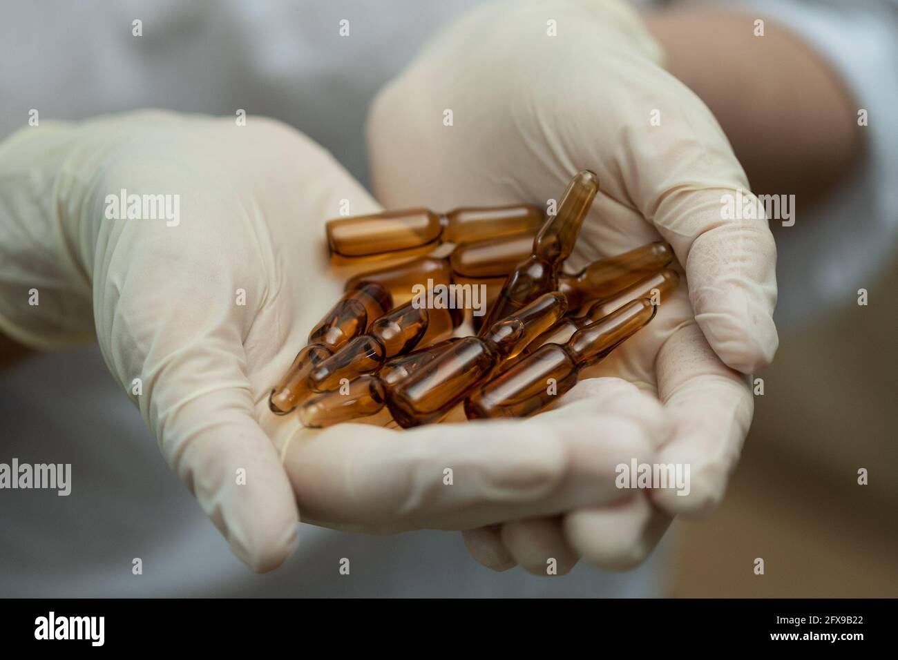 Ampoule médicale dans la main du médecin. Banque D'Images