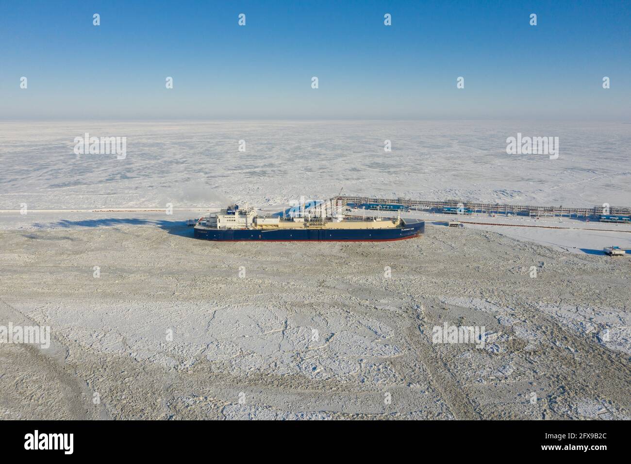 Sabetta, région de Tyumen, Russie - 30 mars 2021 : le transporteur de gaz Vladimir Vize est chargé de gaz naturel liquéfié à la berth. Banque D'Images