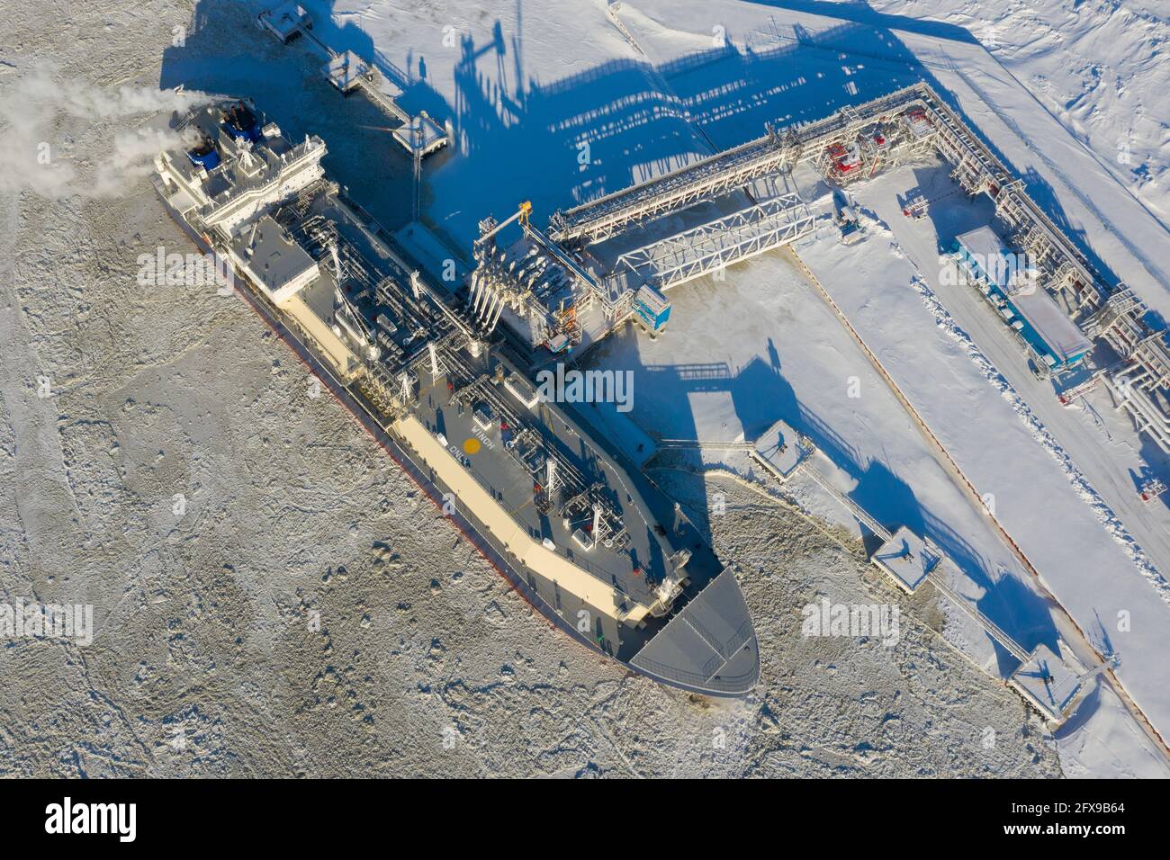 Sabetta, région de Tyumen, Russie - 30 mars 2021 : le transporteur de gaz Vladimir Vize est chargé de gaz naturel liquéfié à la berth. Banque D'Images