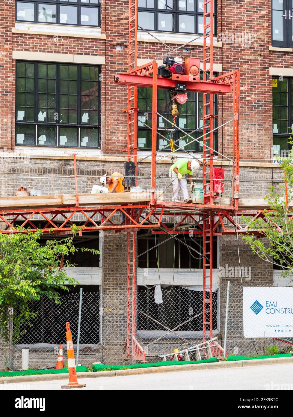 CHATTANOOGA, TN, USA-10 MAI 2021: Brickmasons travaillant sur des échafaudages en acier, vue serrée, image verticale. Banque D'Images