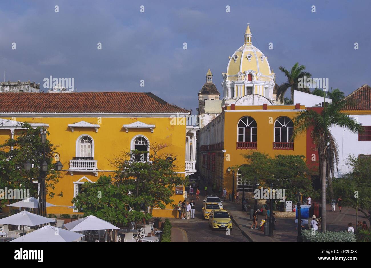 Place dans le centre historique avec dôme de l'église de San Pedro Claver, Cartagena, Colombie, Amérique du Sud Banque D'Images