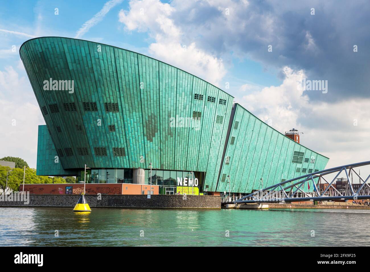 Amsterdam, pays-Bas - 7 juillet 2014 : le musée des sciences Nemo, situé sur le front de mer, se trouve dans le quartier Oosterdokseiland. Conçu par Renzo Banque D'Images