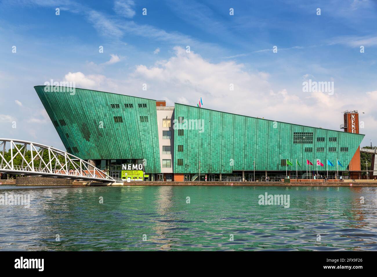 Amsterdam, pays-Bas - 7 juillet 2014 : le musée des sciences Nemo, situé sur le front de mer, se trouve dans le quartier Oosterdokseiland. Conçu par Renzo Banque D'Images