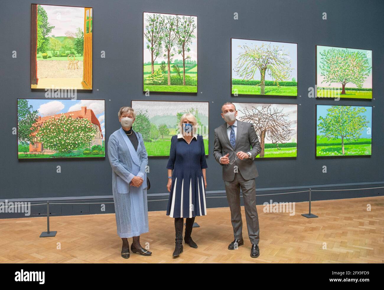 La duchesse de Cornwall (au centre) voit des œuvres de l'artiste David Hockney aux côtés de la présidente de la RAA, Rebecca Salter et Axel Ruger, secrétaire et chef de la direction de la Royal Academy of Arts, lors d'une visite à la Royal Academy of Arts de Londres pour célébrer la réouverture de la galerie suite à la détente des restrictions du coronavirus. Date de la photo: Mercredi 26 mai 2021. Banque D'Images