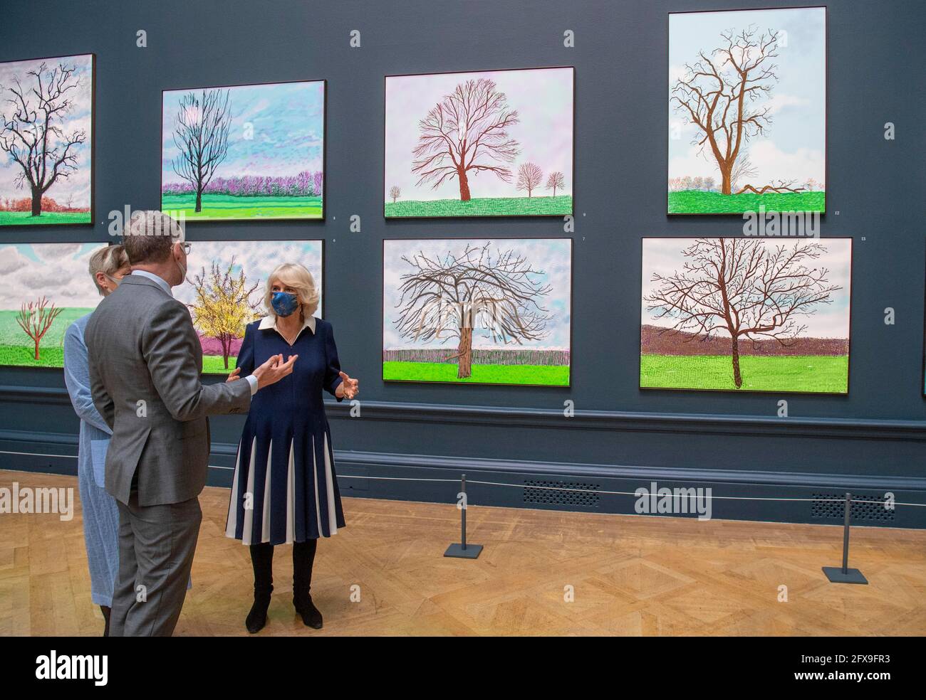 La duchesse de Cornwall (à droite) voit des œuvres de l'artiste David Hockney aux côtés de la présidente de la RAA, Rebecca Salter et Axel Ruger, secrétaire et chef de la direction de la Royal Academy of Arts, lors d'une visite à la Royal Academy of Arts de Londres pour célébrer la réouverture de la galerie suite à la détente des restrictions du coronavirus. Date de la photo: Mercredi 26 mai 2021. Banque D'Images