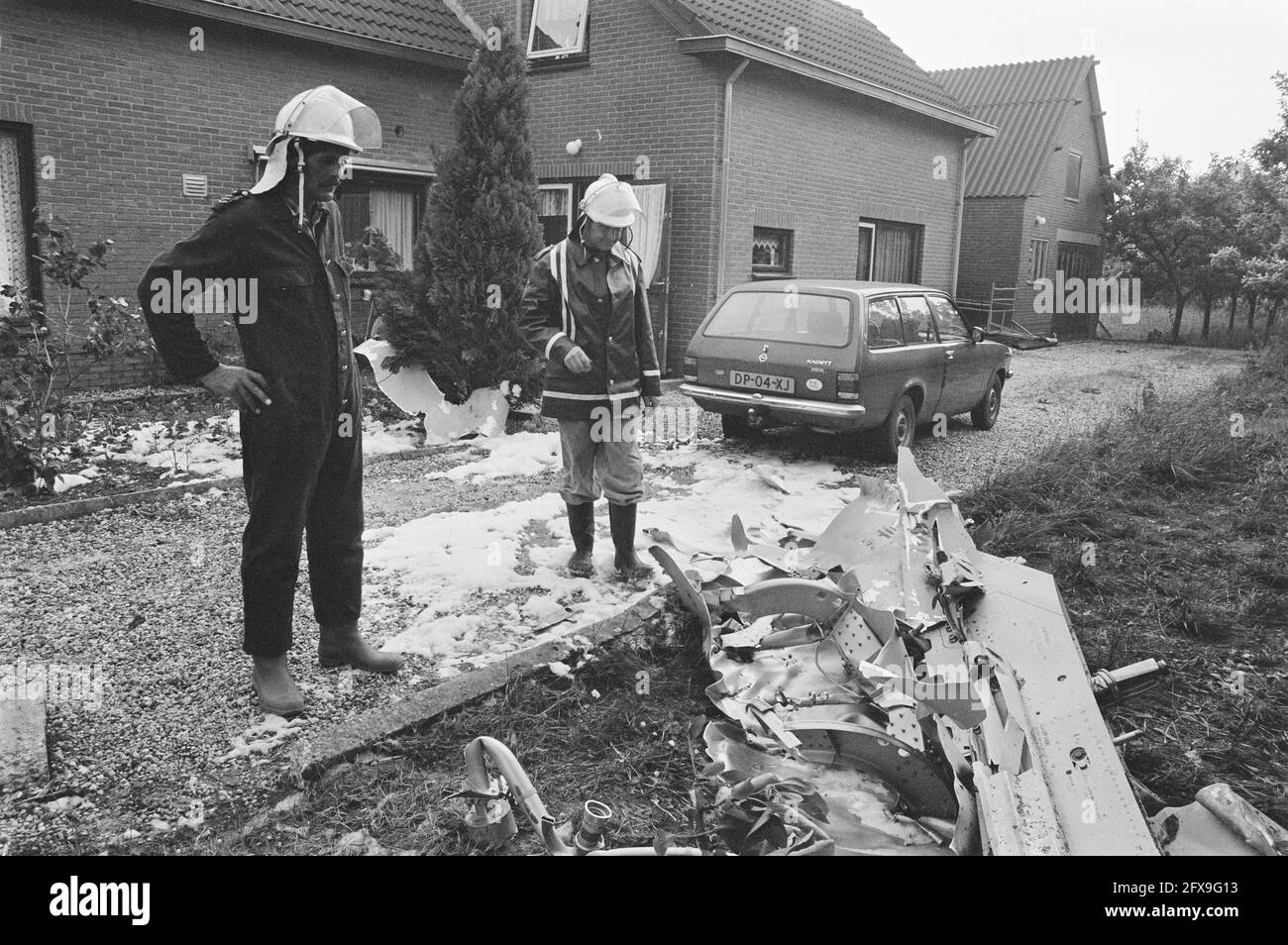 Les pompiers regardent les restes du réservoir de carburant F15 qui s'est écrasé près d'Ingen; M. Walbeek (l) dans la cour dont le réservoir a atterri, le 18 juin 1986, les pompiers, les pays-Bas, agence de presse du xxe siècle photo, nouvelles à retenir, documentaire, photographie historique 1945-1990, histoires visuelles, L'histoire humaine du XXe siècle, immortaliser des moments dans le temps Banque D'Images