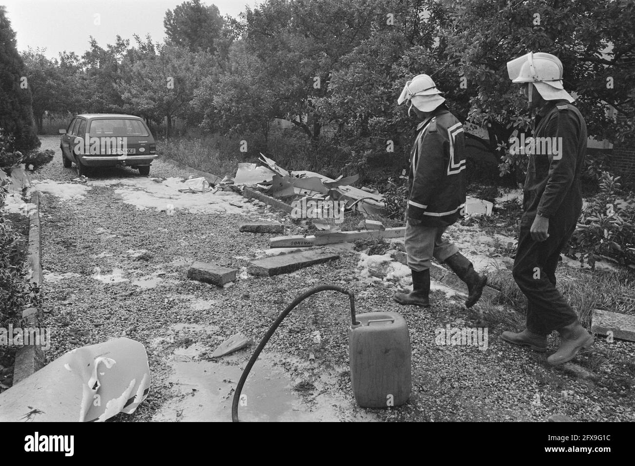 Les pompiers qui regardent les restes du réservoir de carburant F15 qui s'est écrasé près d'Ingen; M. Walbeek (l) dans le jardin dont le réservoir a fini, 18 juin 1986, JARDINS, pompiers, Pays-Bas, Agence de presse du XXe siècle photo, nouvelles à retenir, documentaire, photographie historique 1945-1990, histoires visuelles, L'histoire humaine du XXe siècle, immortaliser des moments dans le temps Banque D'Images