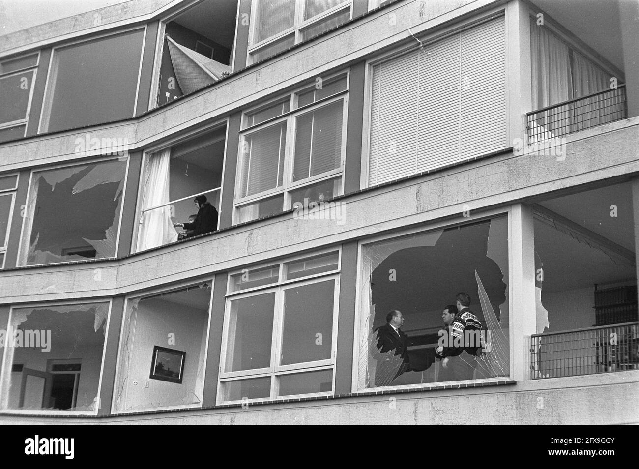 Incendie à Shell dans la région de Botlek, fenêtres de rafale à Vlaardingen, 20 janvier 1968, FENÊTRES, incendies, Pays-Bas, Agence de presse du XXe siècle photo, nouvelles à retenir, documentaire, photographie historique 1945-1990, histoires visuelles, L'histoire humaine du XXe siècle, immortaliser des moments dans le temps Banque D'Images