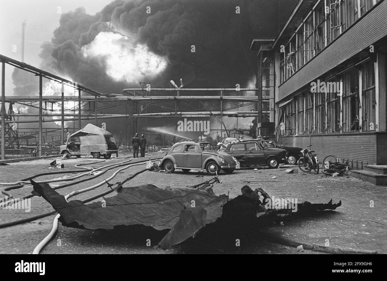 Incendie à Shell dans la région de Botlek, un morceau de réservoir de pétrole balayé, à des centaines de mètres, 20 janvier 1968, incendies, pays-Bas, agence de presse du xxe siècle photo, nouvelles à retenir, documentaire, photographie historique 1945-1990, histoires visuelles, L'histoire humaine du XXe siècle, immortaliser des moments dans le temps Banque D'Images