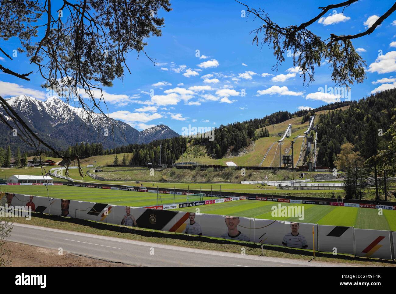 Seefeld, Autriche. 26 mai 2021. Des murs d'écran avec des photos des joueurs de l'équipe nationale allemande de football se tiennent sous les sauts de ski dans l'un des deux terrains de football que l'équipe nationale utilisera pendant leur camp d'entraînement dans le Tyrol avant la finale du Championnat d'Europe. Credit: Christian Charisius/dpa - ATTENTION: Utiliser seulement en format complet/dpa/Alamy Live News Banque D'Images