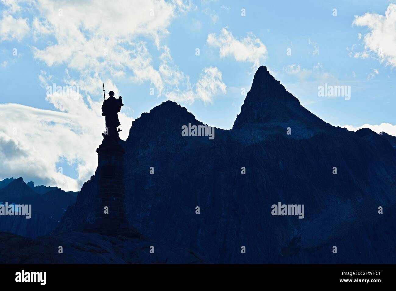 La statue et le sommet de la montagne dans la soirée au Grand col Saint-Bernard relient Martigny, dans le canton du Valais, en Suisse, à Aoste, en Italie Banque D'Images