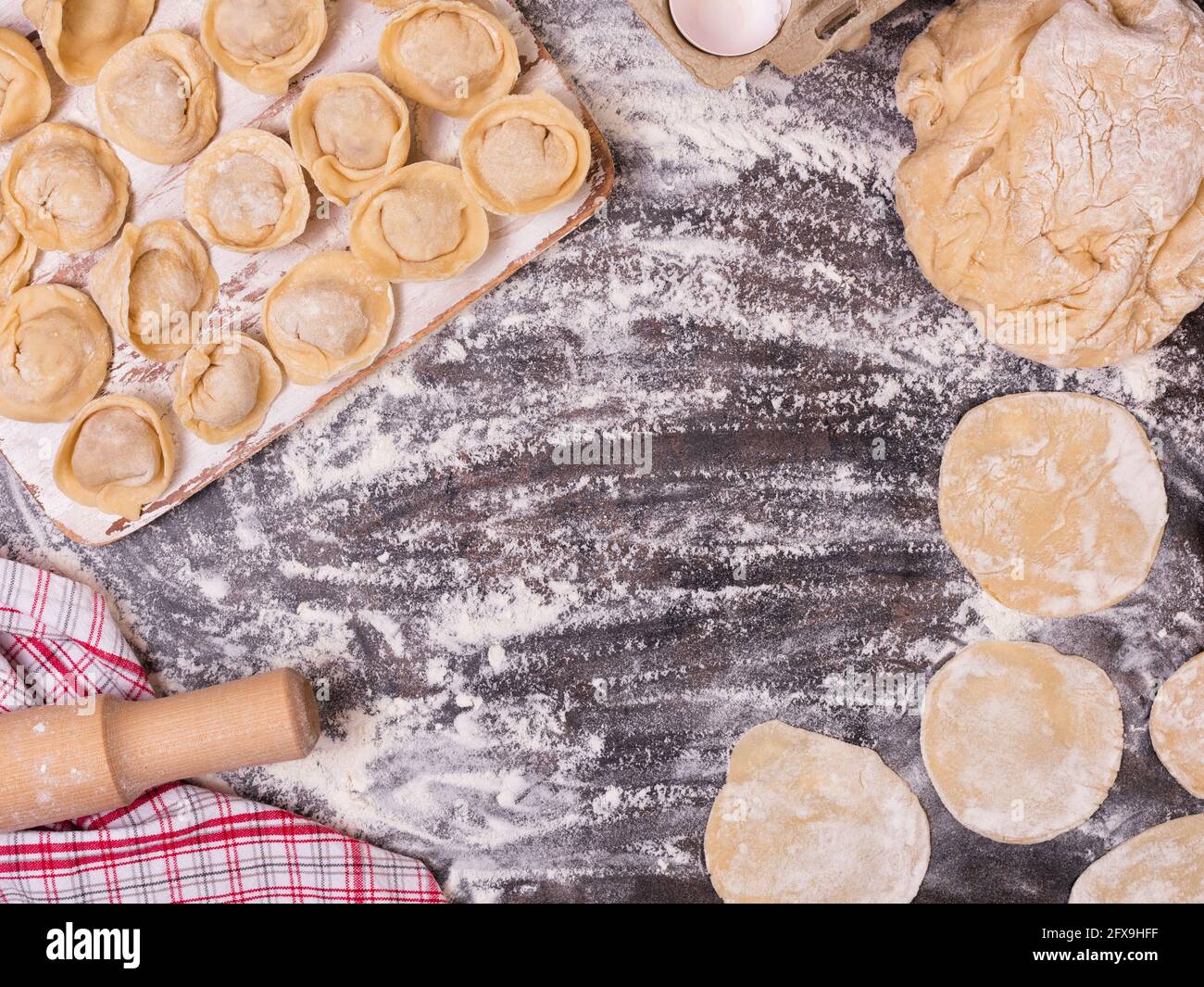 Pelmeni traditionnel russe cru sur un plateau en métal boulettes de viande et ingrédients. Pâte et hacher Banque D'Images