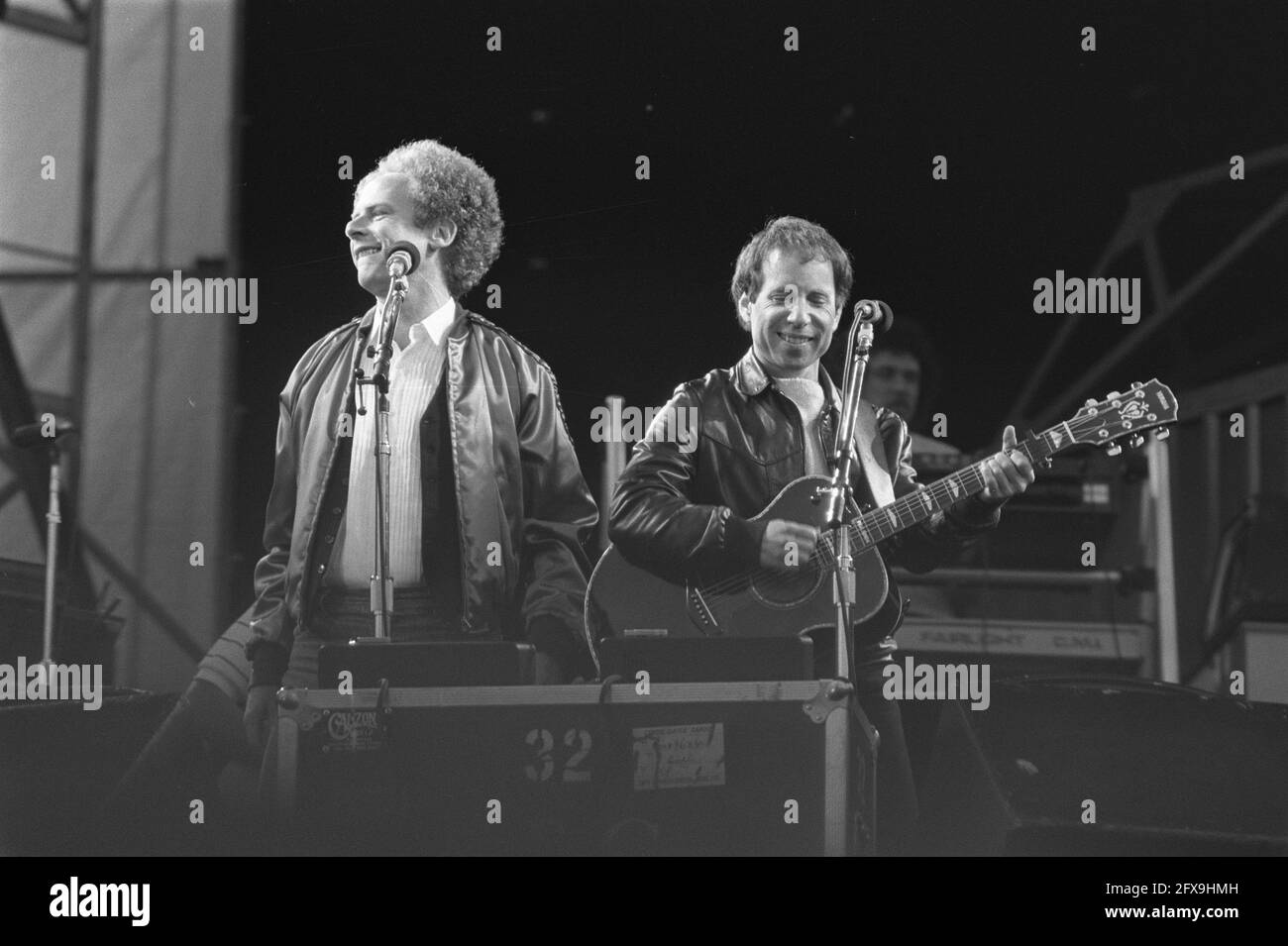 Représentation Simon et Garfunkel (à gauche) à Feijenoordstadion, Rotterdam, 12 juin 1982, musiciens, Musique, groupes pop, chanteurs, pays-Bas, Agence de presse du XXe siècle photo, news to remember, documentaire, photographie historique 1945-1990, histoires visuelles, L'histoire humaine du XXe siècle, immortaliser des moments dans le temps Banque D'Images