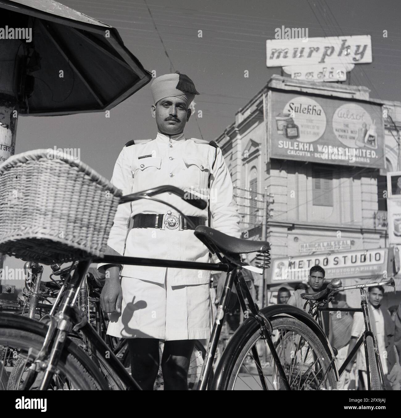 Dans les années 1950, un policier indien en uniforme ou un agent de