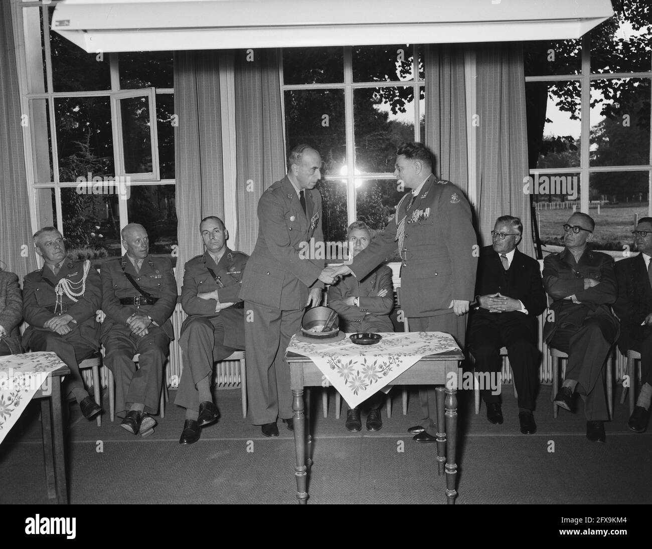 Transfert de commandement Bronbeek, Major Van Straten (l) Colonel Van Santen (r), 31 août 1955, pays-Bas, Agence de presse du XXe siècle photo, nouvelles à retenir, documentaire, photographie historique 1945-1990, histoires visuelles, L'histoire humaine du XXe siècle, immortaliser des moments dans le temps Banque D'Images