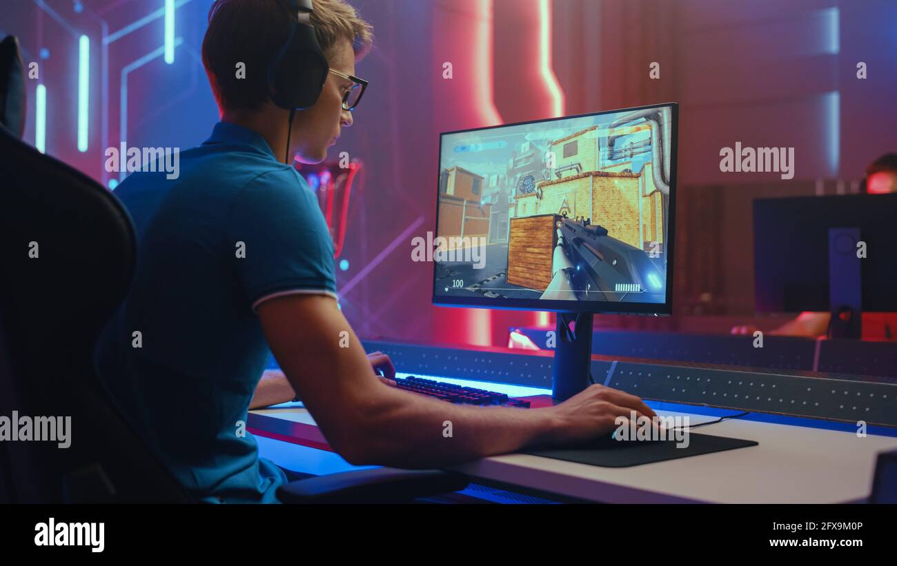 Professionnel eSports Gamer joue Mock-up 3D jeu de tir de première personne son ordinateur personnel. Championnat de cyber Gaming. Prise de vue moyenne Banque D'Images