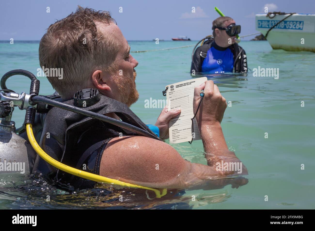 Panglao, Philippines - 29 avril 2021 : plongeur en eau confinée dans l'enseignement, l'étude, l'évaluation des compétences Banque D'Images