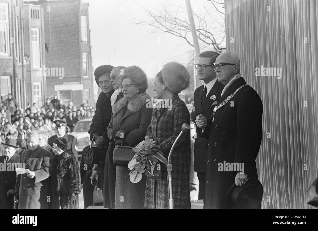 Couple de mariée à la Haye, mariée et marié et maire Van Kolfschoten, 9 janvier 1967, couples de mariée, pays-Bas, agence de presse du xxe siècle photo, nouvelles à retenir, documentaire, photographie historique 1945-1990, histoires visuelles, L'histoire humaine du XXe siècle, immortaliser des moments dans le temps Banque D'Images