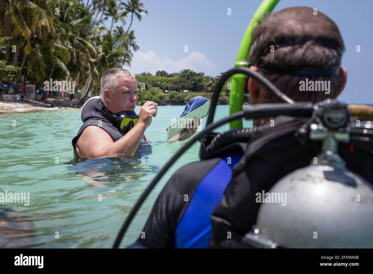 Panglao, Philippines - 29 avril 2021 : plongeur en eau confinée dans l'enseignement, l'étude, l'évaluation des compétences Banque D'Images