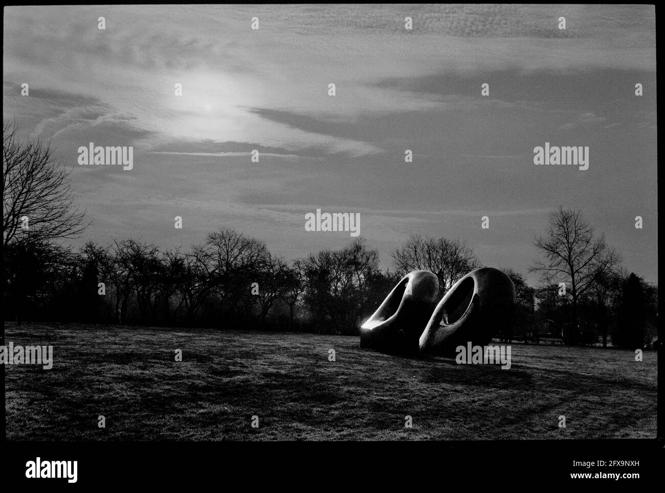 Le Henry Moore Sculpture Park à Perry Green, Hertfordshire, Angleterre 1996 a scanné 2021. Le sculpteur Henry Moore s'y installe en 1941. Sa maison Hoglands fait maintenant partie d'un jardin de sculptures avec son travail, dirigé par la Fondation Henry Moore Banque D'Images