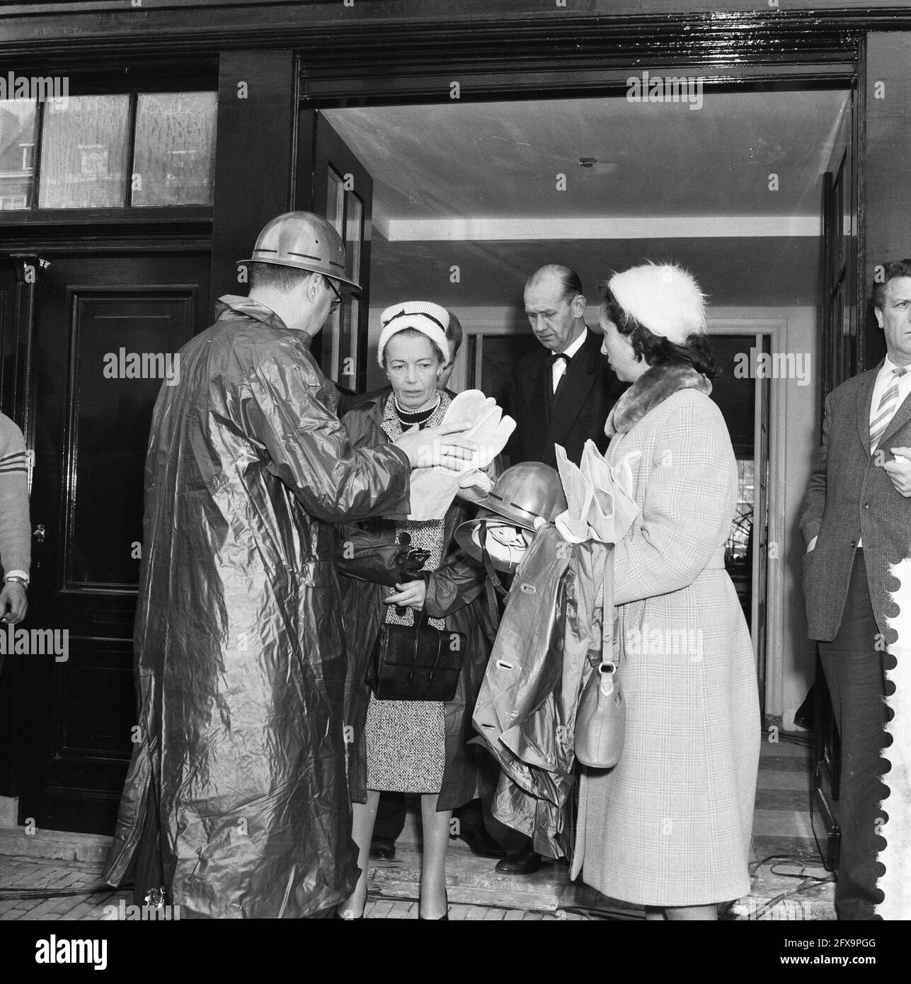 Monsieur le maire. G. van Hall heits première pile pour la maison d'étudiant à côté de la maison d'Anne Frank, le maire van Hall met un manteau et un casque, 3 mai 1960, maires, maisons d'étudiants, Pays-Bas, Agence de presse du XXe siècle photo, nouvelles à retenir, documentaire, photographie historique 1945-1990, histoires visuelles, L'histoire humaine du XXe siècle, immortaliser des moments dans le temps Banque D'Images