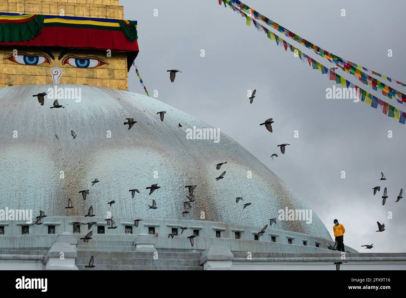 Katmandou Nepal 26 Mai 21 Un Travailleur Marche Dans Un Local Deserte De Boudha Stupa Site Classe Au Patrimoine Mondial De L Unesco Pendant Le Festival Bouddha Jayanti Bouddha Jayanti Est Une Journee