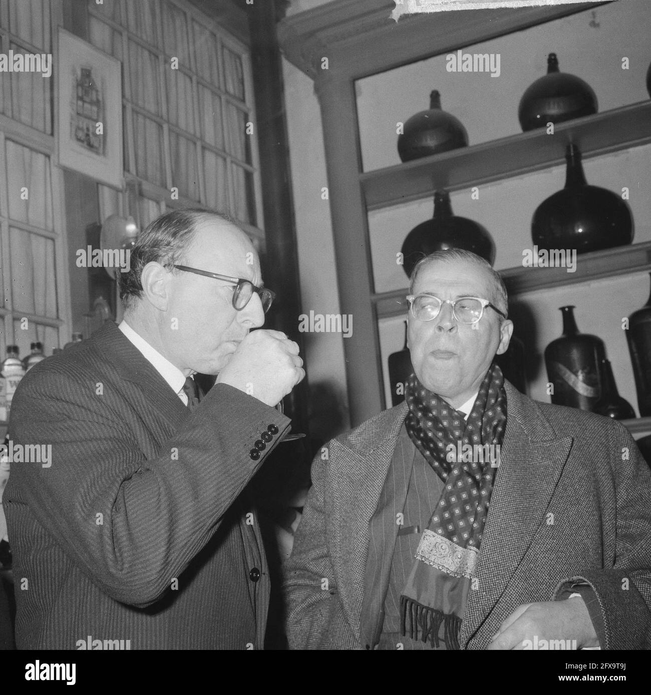 Le maire Van Hall et son Excellence Sir Peter Garran (ambassadeur britannique aux pays-Bas) visite à la salle de dégustation Wynand Focking, le 9 mars 1965, ambassadeurs, visites, Maires, pays-Bas, Agence de presse du XXe siècle photo, nouvelles à retenir, documentaire, photographie historique 1945-1990, histoires visuelles, L'histoire humaine du XXe siècle, immortaliser des moments dans le temps Banque D'Images