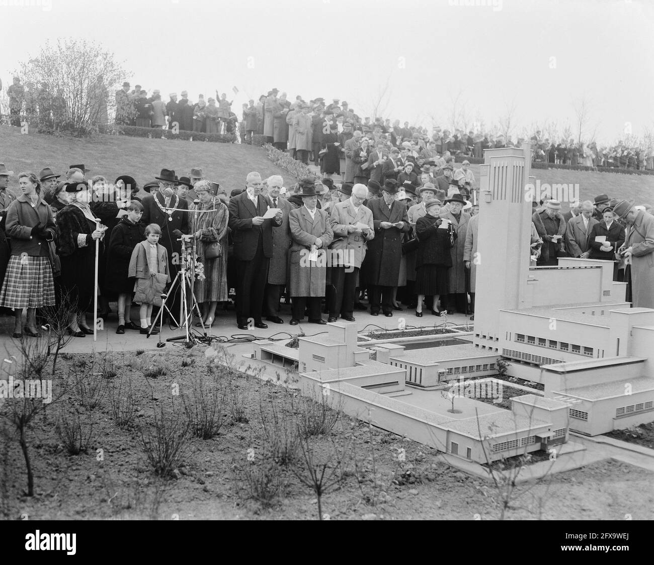 Le maire van Kolfschoten ouvre Madurodam avec Mayor Boot, 3 avril 1957, Mayors, ouvertures, pays-Bas, agence de presse du xxe siècle photo, nouvelles à retenir, documentaire, photographie historique 1945-1990, histoires visuelles, L'histoire humaine du XXe siècle, immortaliser des moments dans le temps Banque D'Images