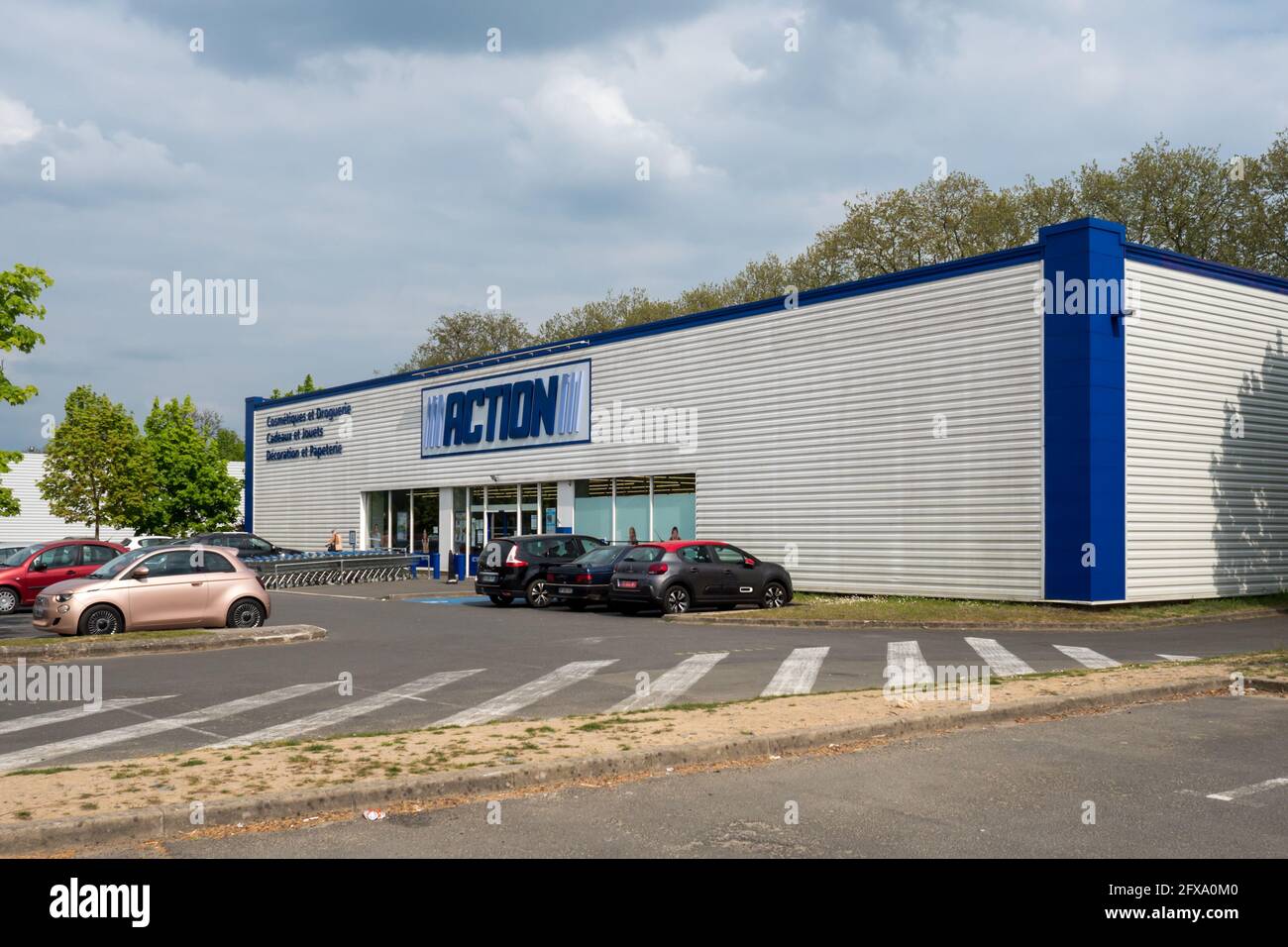 FAÇADE DU magasin D'ACTION avec logo à Fleche, France 20.5.2021 L'ACTION est une marque célèbre pour Banque D'Images FAÇADE DU magasin D'ACTION avec logo à Fleche, France 20.5.2021 L'ACTION est une marque célèbre pour Banque D'Images