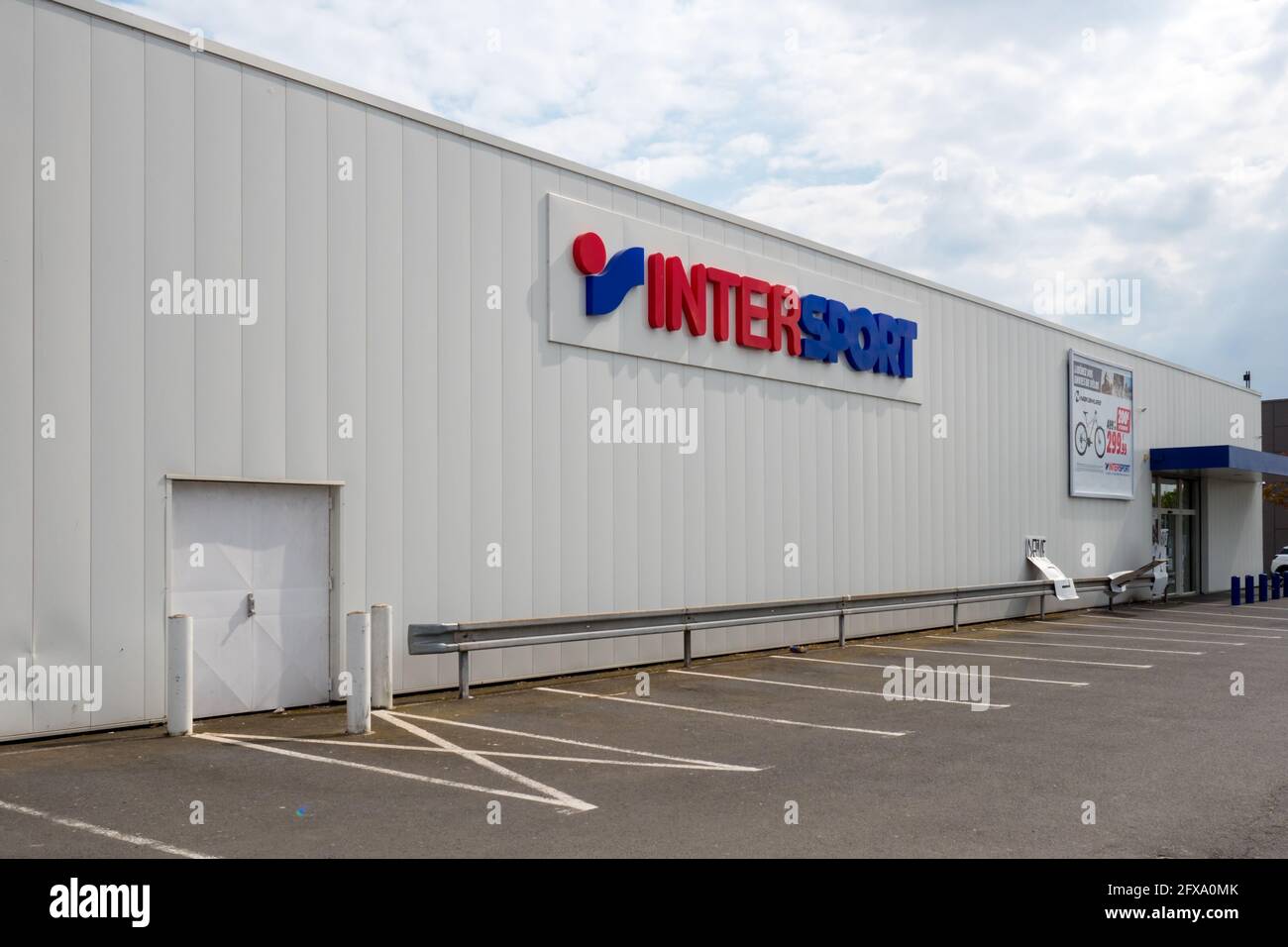 Logo vue de la marque INTERSPORT sur la façade du magasin français avec enseigne à Fleche, France 20.5.2021 NOZ est une marque célèbre pour les équipements de sport Banque D'Images
