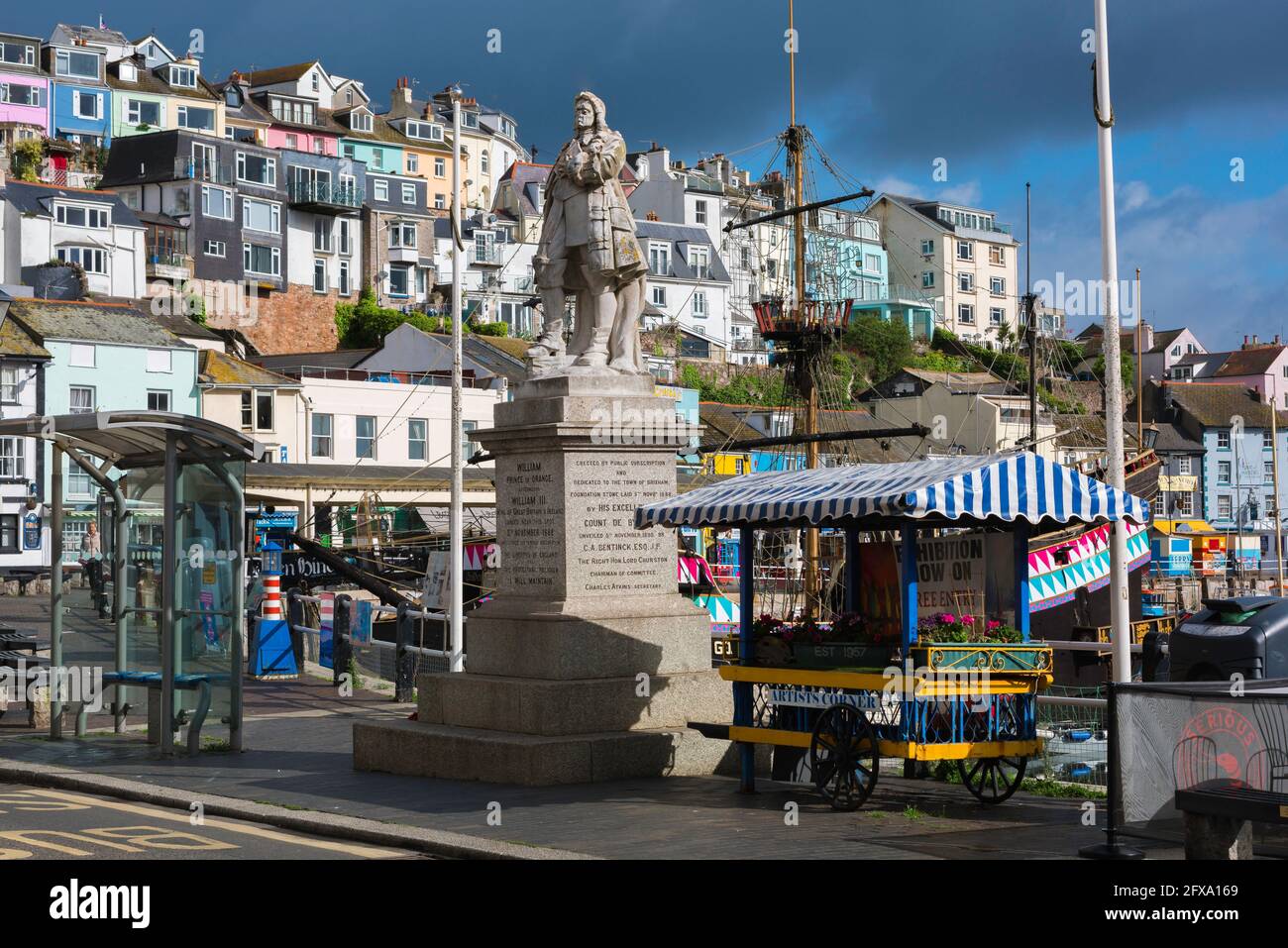 Devon GB ville, vue sur la statue du roi William lll situé sur le quai dans la ville côtière de pêche de Brixham, Devon Royaume-Uni Banque D'Images