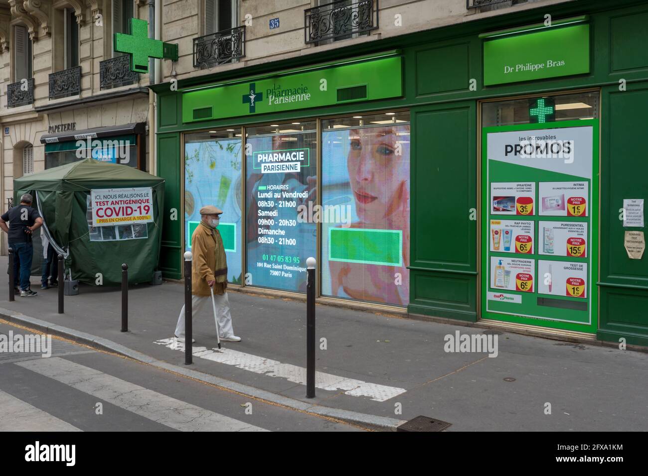 Pharmacie avec le centre d'essai Covid-19 façade du magasin de france avec  enseigne sur le logo à Paris, France 20.5.2021 pharmacie avec le centre  d'essai Covid-19 i Photo Stock - Alamy