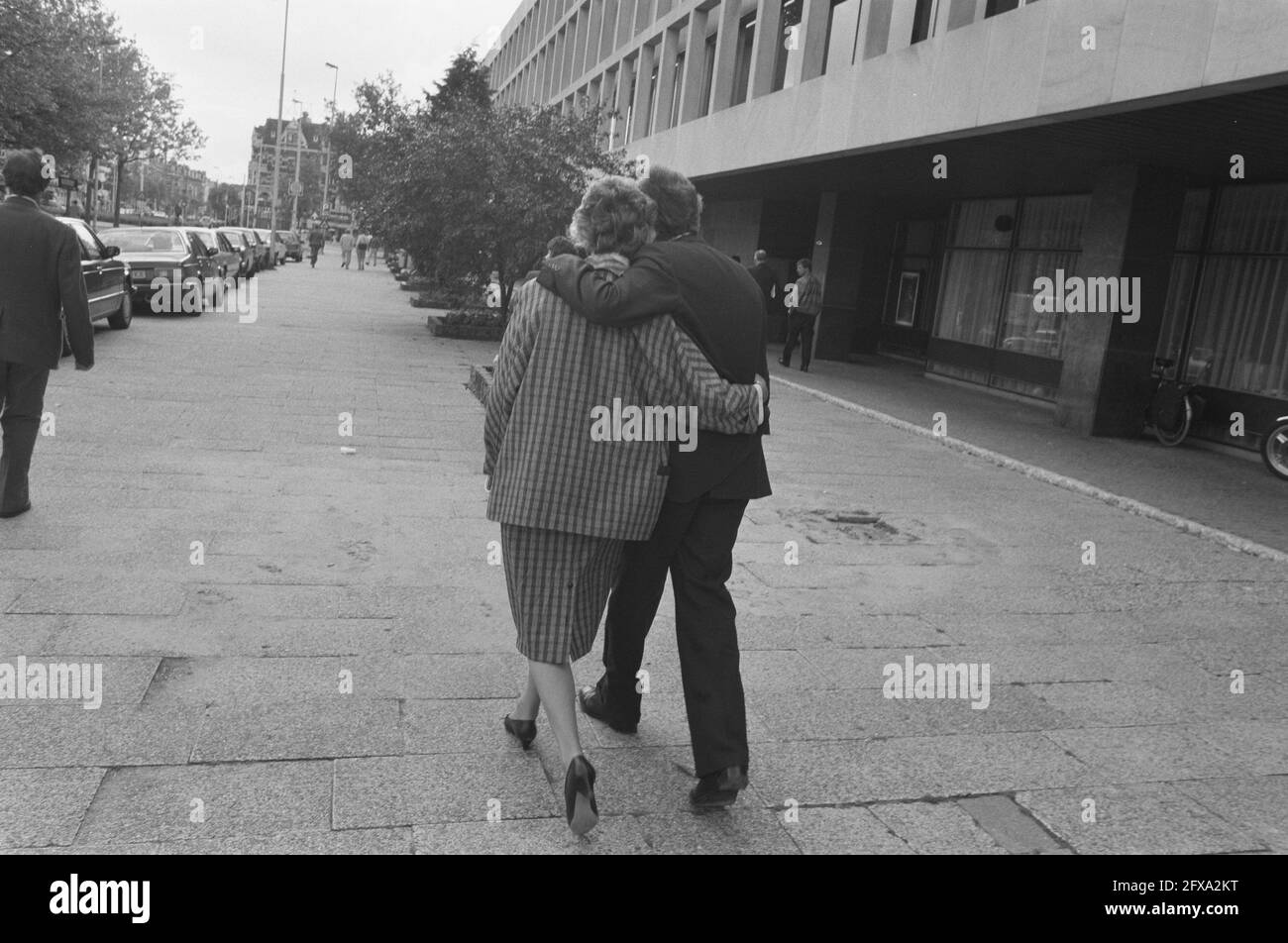 Conseil du parti de l'ADC à Rotterdam; après son discours, le Premier ministre Lubbers marche avec sa femme jusqu'à la voiture (vue de l'arrière), le 4 juin 1988, politique, pays-Bas, agence de presse du xxe siècle photo, nouvelles à retenir, documentaire, photographie historique 1945-1990, histoires visuelles, L'histoire humaine du XXe siècle, immortaliser des moments dans le temps Banque D'Images
