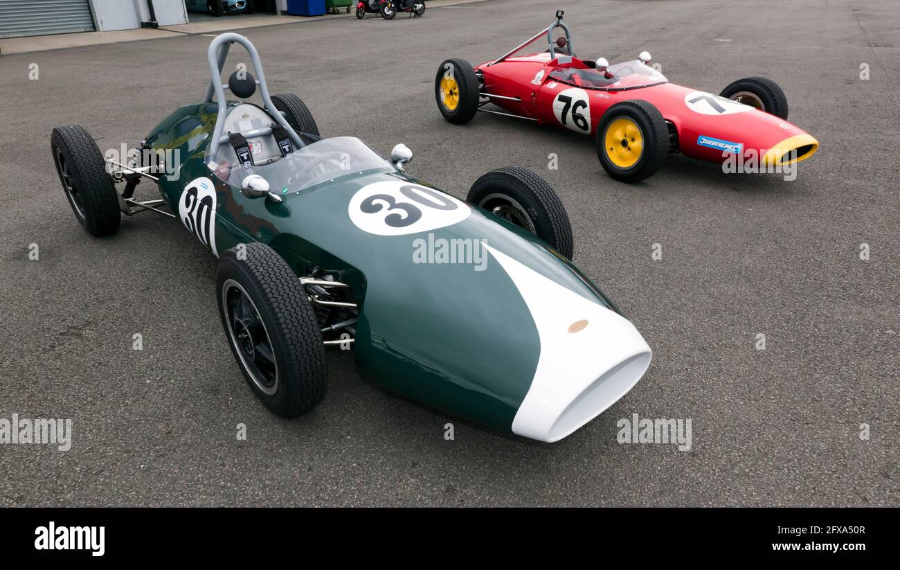 Une FJ Emeryson 1960 et une Lotus 1962 22, deux voitures de Formule Junior historiques, garées dans le National Paddock au Silverstone Classic 2017 Banque D'Images