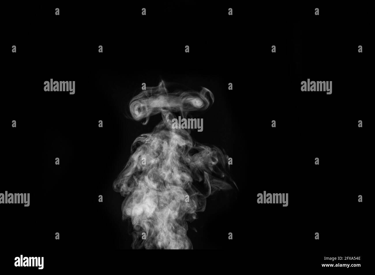 Vapeur ou fumée blanche et mystique parfaite isolée sur fond noir. Flou de fond abstrait ou smog, élément de conception, mise en page pour collages. Banque D'Images