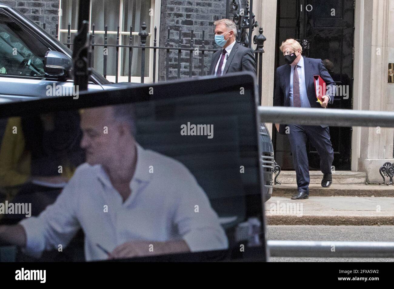 Boris Johnson quitte 10 Downing Street comme Dominic Cummings est vu en direct sur un écran d'ordinateur répondant aux questions à Portcullis House, Westminster, Banque D'Images