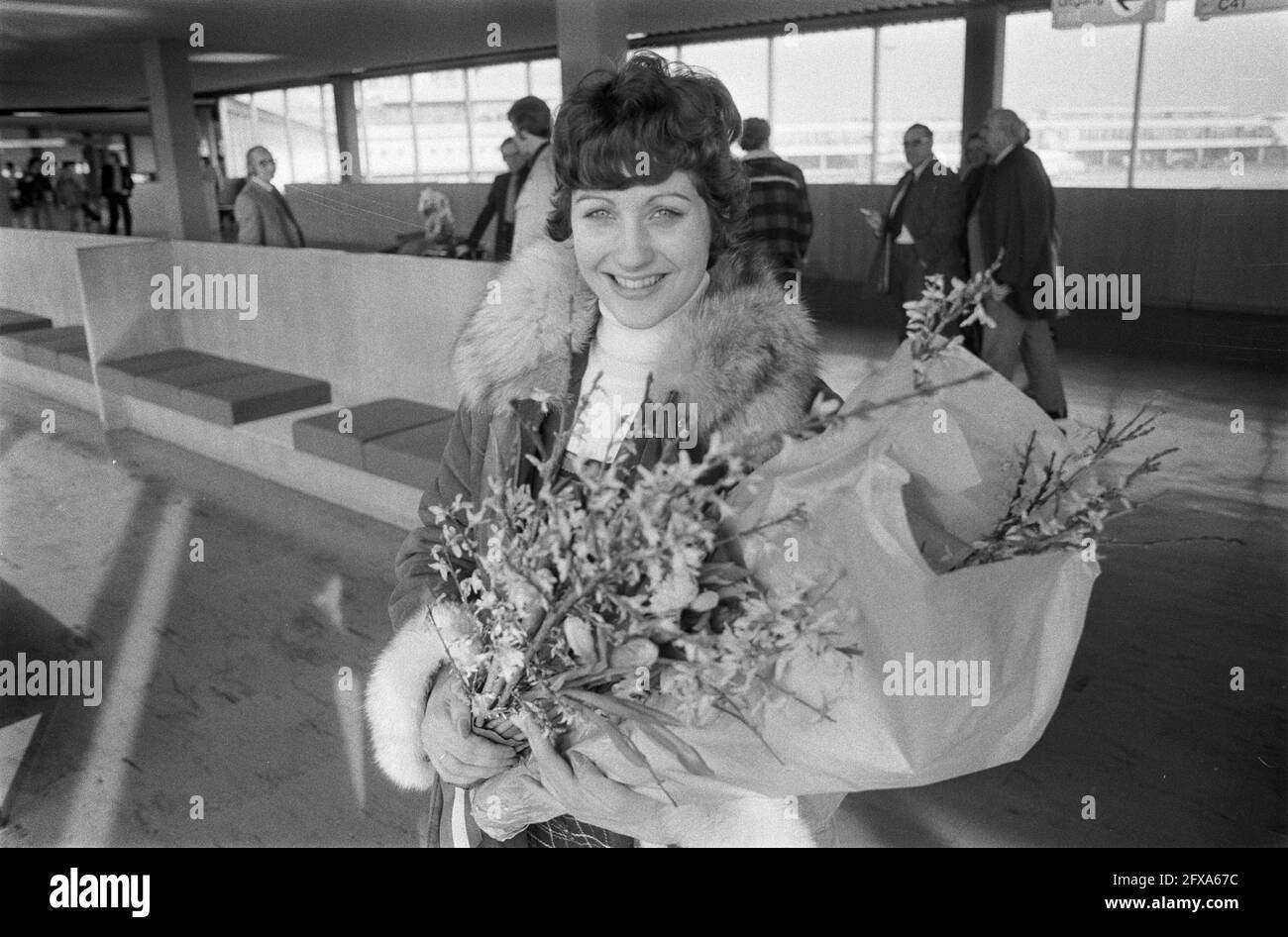 Diane de Leeuw arrive à l'aéroport de Schiphol après avoir remporté une médaille d'argent aux Championnats européens de patinage artistique à Zagreb, le 4 février 1974, CHAMPIONNATS, patinage artistique, Médailles, pays-Bas, Agence de presse du XXe siècle photo, nouvelles à retenir, documentaire, photographie historique 1945-1990, histoires visuelles, L'histoire humaine du XXe siècle, immortaliser des moments dans le temps Banque D'Images